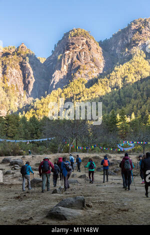 Paro, Bhoutan. Les randonneurs au départ du sentier de commencer la montée vers le nid du tigre supérieur intermédiaire (monastère). Banque D'Images