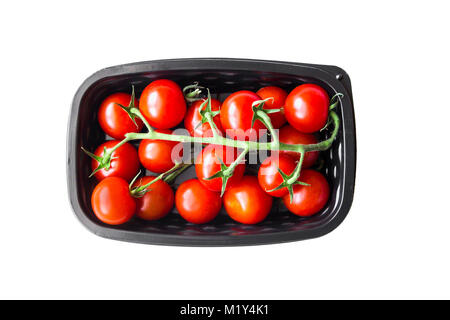 Tomates cerise mûre dans un contenant de plastique sur un fond blanc. Banque D'Images