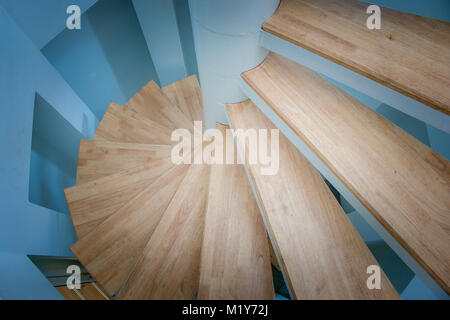 Vue du dessus de l'escalier en bois en spirale bleu entouré de mur en phare. Banque D'Images