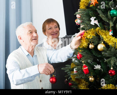 Couple de personnes âgées se préparent à célébrer dans sa maison Noël et Nouvel An Banque D'Images