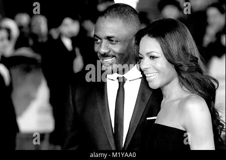 Idris Elba et Naomie Harris assister à la Royal film performance de Mandela : Longue Marche pour la liberté, l'Odeon Leicester Square, Londres. © Paul Treadway Banque D'Images