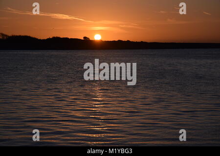 Lever de soleil sur l'HAYLING ISLAND, À LA RECHERCHE D'EASTNEY SHORE. Matin de février. Banque D'Images