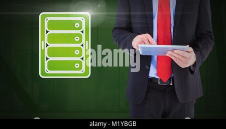 Hand holding tablet avec l'icône du serveur Banque D'Images