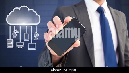 Main tenant téléphone avec l'icône de nuage et de suspendre des périphériques de connexion Banque D'Images