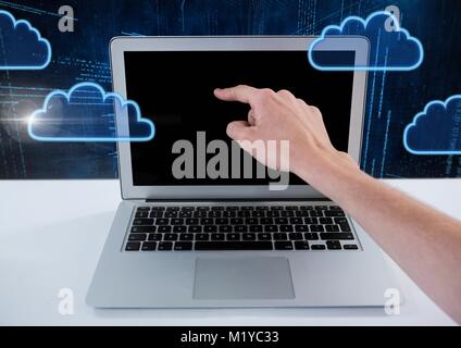 La main à l'aide d'un ordinateur portable avec des icônes et de la technologie cloud background Banque D'Images