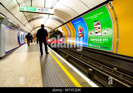 Londres, Angleterre, Royaume-Uni. Train de tube arrivant dans la station de métro de Bond Street Banque D'Images