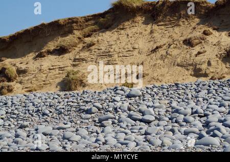 Plage de rochers arrondis bleu et des dunes de sable de Westward Ho ! Seascape North Devon, UK. Banque D'Images