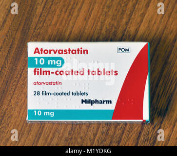 Photographie de la boîte de comprimés pelliculés d'Atorvastatin 10mg 28. Milpharm. Banque D'Images