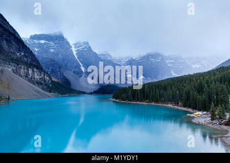 Tôt le matin, le brouillard et les nuages bas descendre sur la vallée de dix pics entourant le lac Moraine de couleur turquoise du lac Louise en Alberta, Canada Banque D'Images