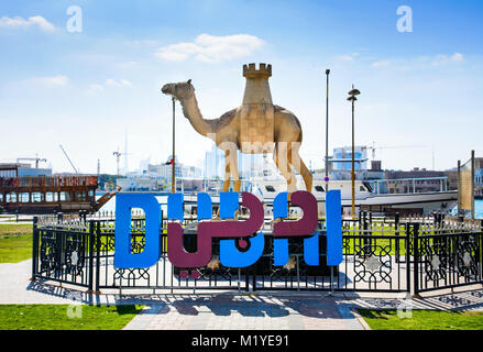 Dubaï, Émirats arabes unis - 1 février 2018 : statue en face de la municipalité de Dubaï l'administration gouvernementale à Dubaï Creek sur une Sun Banque D'Images