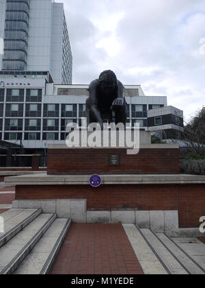 Newton par Eduardo Paolozzi, en dehors de la British Library, Euston Road, Londres, Royaume-Uni. Katherine crédit da Silva Banque D'Images