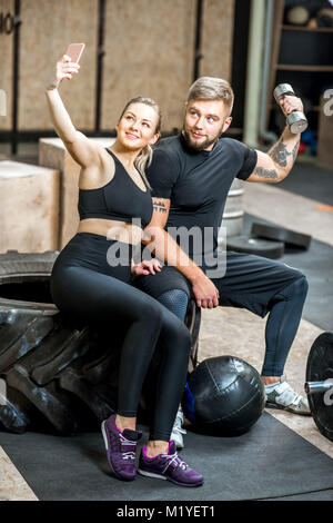 Couple photo selfies dans la salle de sport Banque D'Images