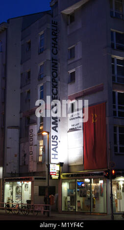 BERLIN, ALLEMAGNE - JAN 17th, 2015 : Ancien bordercross Checkpoint Charlie à Berlin. C'est le meilleur point de passage du mur de Berlin entre l'Est et l'ouest de Berlin pendant la guerre froide Banque D'Images