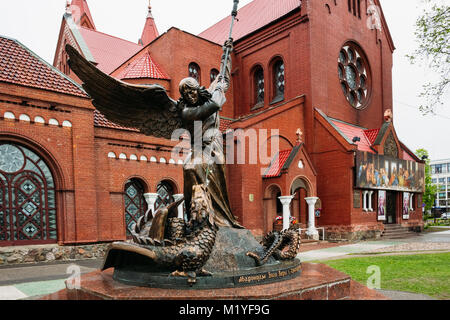 Minsk, Belarus - 18 mai 2017 : l'Archange Michael sculpture à la Cathédrale de Saint Simon et de Sainte-Hélène en Biélorussie à Minsk Banque D'Images