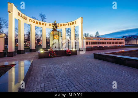 Gomel, Bélarus - 23 mars, 2017 Ville : Monument aux soldats soviétiques de la Grande Guerre Patriotique avec l'inscription 'Votre exploit est immortel" dans l'eveni Banque D'Images