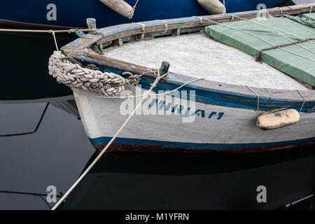 Le nom Miriam peint sur un petit bateau de pêche Banque D'Images