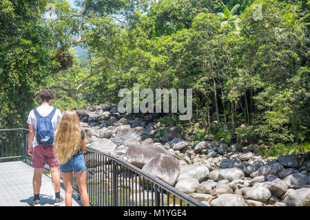 Garçon et fille les touristes visitant Mossman Gorge, dans le parc national de Daintree, Far North Queensland, Australie Banque D'Images