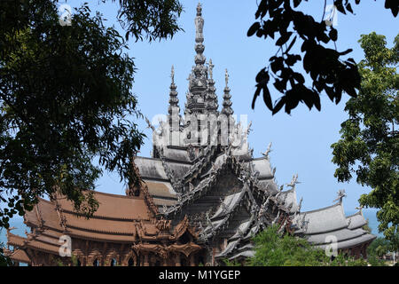 Pattaya Naklua Thaïlande 15 décembre 2017 Le Sanctuaire de la vérité. C'est une structure en bois sculpté à la main/temple en teck Banque D'Images