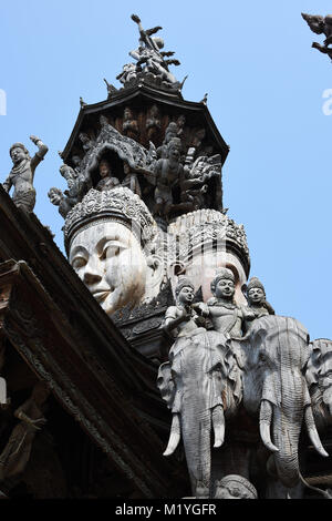 Pattaya Naklua Thaïlande 15 décembre 2017 partie du sanctuaire de la vérité, un temple en bois sculpté à la main en teck Banque D'Images