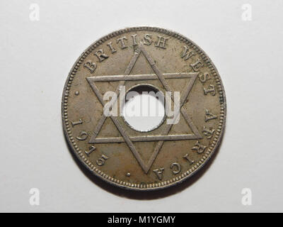 Une pièce d'un demi-penny 1915 Afrique de l'Ouest britannique montrant une étoile à six pointes représentant les six colonies britanniques de l'Afrique de l'Ouest Banque D'Images