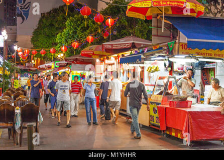 Une longue zone de nourriture la nuit dans le quartier chinois de Singapour. Banque D'Images