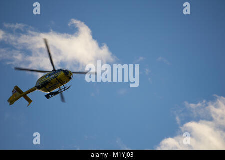 Graz, Autriche - 27.11.2017 : Un hélicoptère de sauvetage ÖAMTC sur son approche d'atterrir à l'hôpital de Graz Banque D'Images