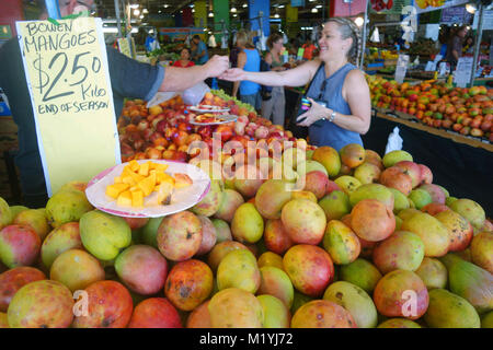 Des monticules de mangues et autres fruits de saison à Rusty's Markets, Cairns, Queensland, Australie. Pas de monsieur ou PR Banque D'Images