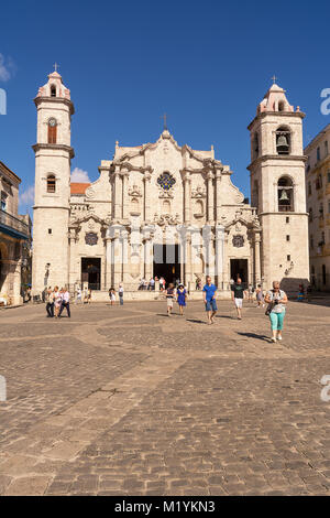 La Havane, Cuba - décembre 3, 2017 : Square et église cathédrale de La Havane (Cuba) et les touristes et fidèles dans un dimanche de décembre Banque D'Images