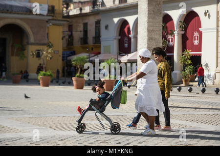 La Havane, Cuba - 11 décembre 2017 : famille cubaine promenades à travers le centre de La Havane Banque D'Images