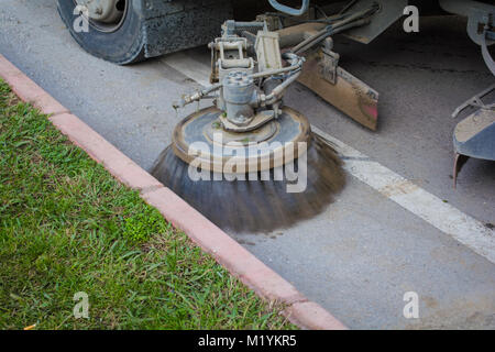 Street Sweeper les rues de nettoyage de la machine Banque D'Images