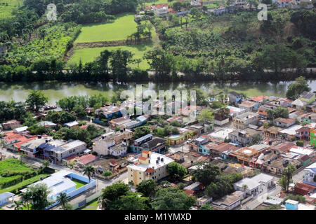 La rivière Chavon. Il s'écoule à travers le territoire de la province de La Romana et se jette dans la mer des Caraïbes. Banque D'Images