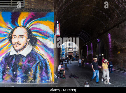 Londres, UK - 2 septembre 2017 : les gens sur la rive sud de Londres (London Bridge) passent par des façades qui sont décorées avec des graffitis. Banque D'Images