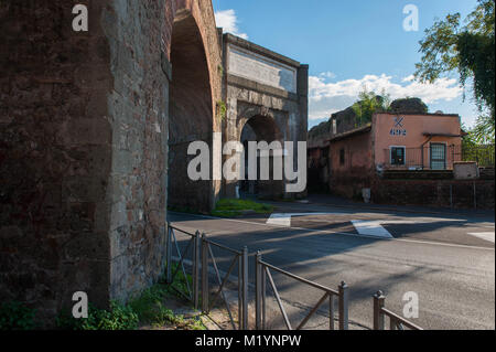 Rome, Italie. Porta Furba, où l'aqueduc Acqua Felice traverse la Via Tuscolana. Banque D'Images