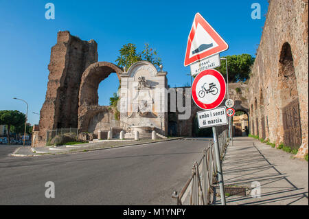 Rome, Italie. Porta Furba, où l'aqueduc Acqua Felice traverse la Via Tuscolana. Banque D'Images