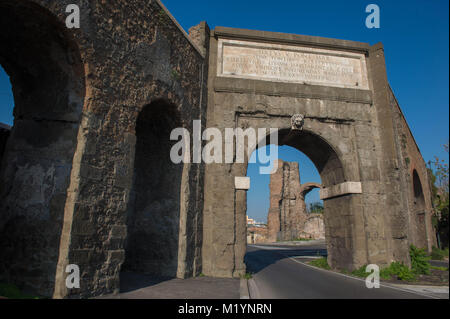 Rome, Italie. Porta Furba, où l'aqueduc Acqua Felice traverse la Via Tuscolana. Banque D'Images