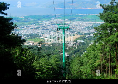 Cable cars transporter des personnes vers le sommet du Mont Cangshan à Dali, Yunnan, Chine Banque D'Images