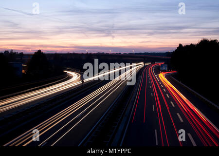 Autoroute allemande avec des sentiers de lumière dans la nuit Banque D'Images