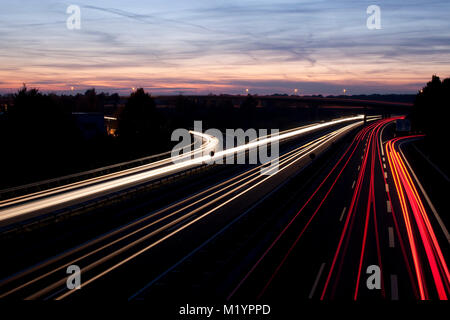 Autoroute allemande avec des sentiers de lumière dans la nuit Banque D'Images