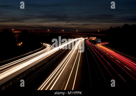 Autoroute allemande avec des sentiers de lumière dans la nuit Banque D'Images