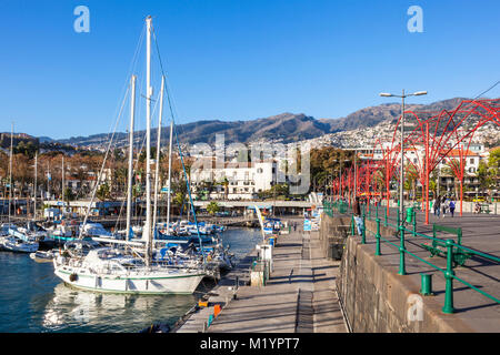 PORTUGAL Madère Madère marina avec de nombreux yachts et bateaux amarrés dans la marina au port de Funchal Madeira Funchal Portugal Europe de l'UE Banque D'Images