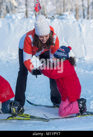 La duchesse de Cambridge aide un enfant alors qu'elle assiste à un événement de Tryvann, Oslo, Norvège, organisé par le Fédération de ski norvégien, où elle et le duc a vu un groupe de pépinière locale les enfants prenant part à une session de l'école de ski de l'après-midi sur les pistes, le dernier jour de leur tour de Scandinavie. Banque D'Images