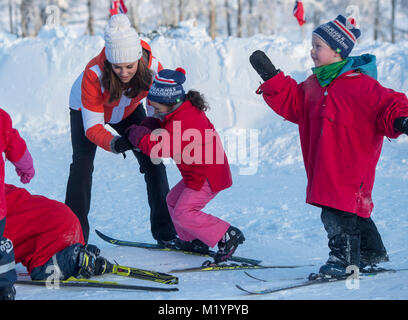 La duchesse de Cambridge aide un enfant alors qu'elle assiste à un événement de Tryvann, Oslo, Norvège, organisé par le Fédération de ski norvégien, où elle et le duc a vu un groupe de pépinière locale les enfants prenant part à une session de l'école de ski de l'après-midi sur les pistes, le dernier jour de leur tour de Scandinavie. Banque D'Images