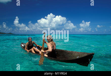 Bahamas. L'île de Bimini. L'île des Caraïbes. Les touristes, les femmes en pédalo canoë dans la baie. Banque D'Images