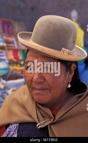 La Bolivie. Copacabana. Des Andes. Indien aymara. Femme avec typcial bolder hat. Banque D'Images