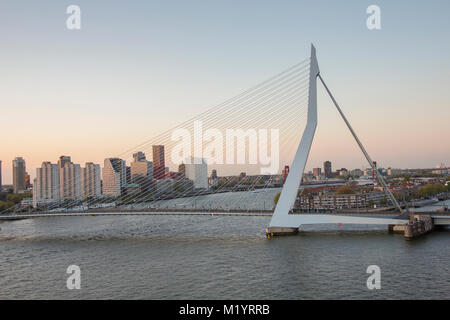 Pont Erasmus à Rotterdam comme vu d'un navire de croisière Banque D'Images