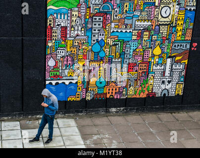 L'homme sur la chaussée par l'art de rue colorés, South Bank, Londres, Angleterre Banque D'Images