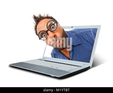 Homme avec une expression surprise dans l'ordinateur portable sur fond blanc. Banque D'Images