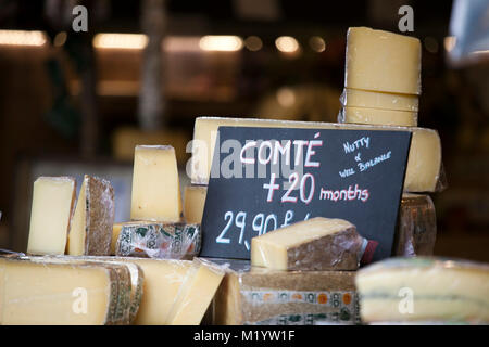Comte de fromages français sur un plateau en bois Banque D'Images