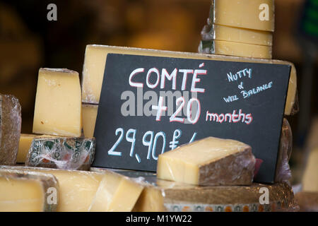 Comte de fromages français sur un plateau en bois Banque D'Images