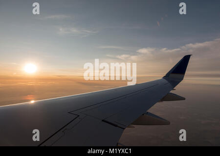 Lever du Soleil vue depuis suis Embraer E170/175, United States. Banque D'Images